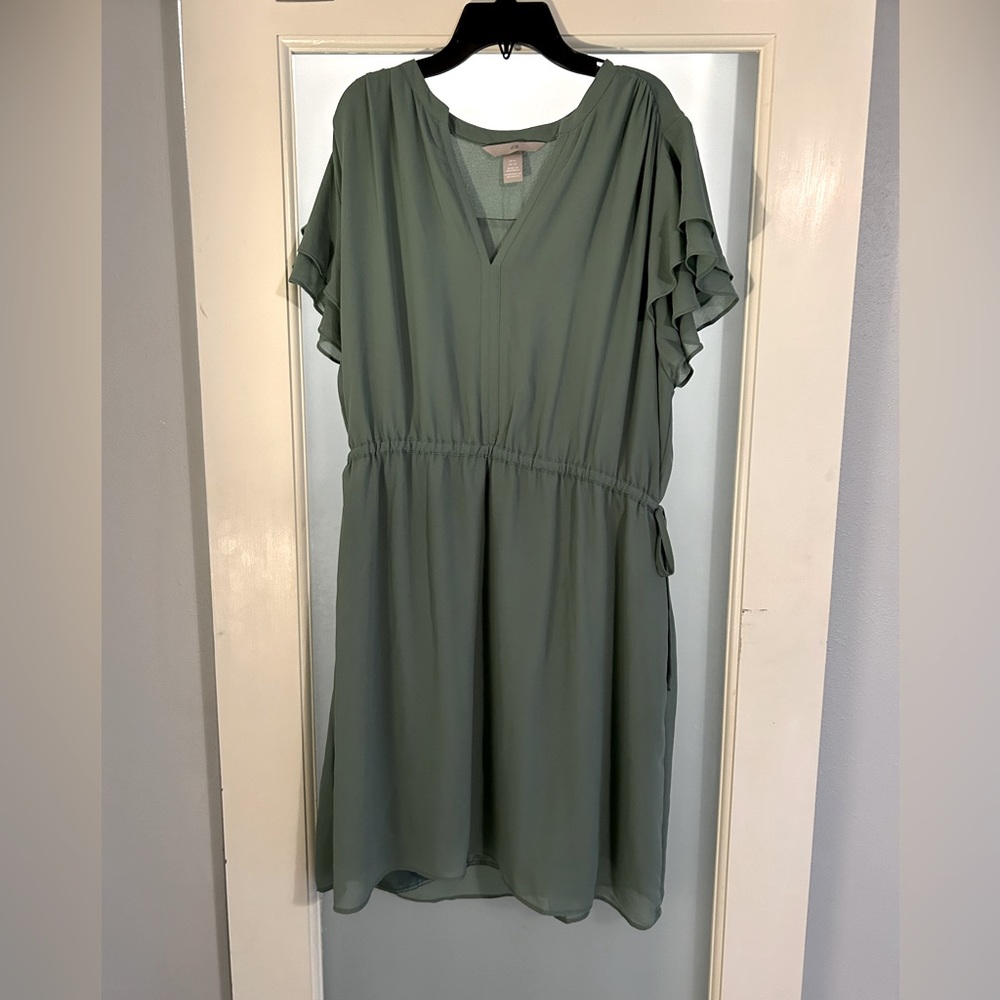 H&M green dress. Worn once for engagement pictures. Very light and breathable